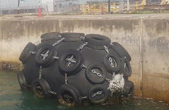 Fendertec marine fendering - Pneumatic fender with tire net